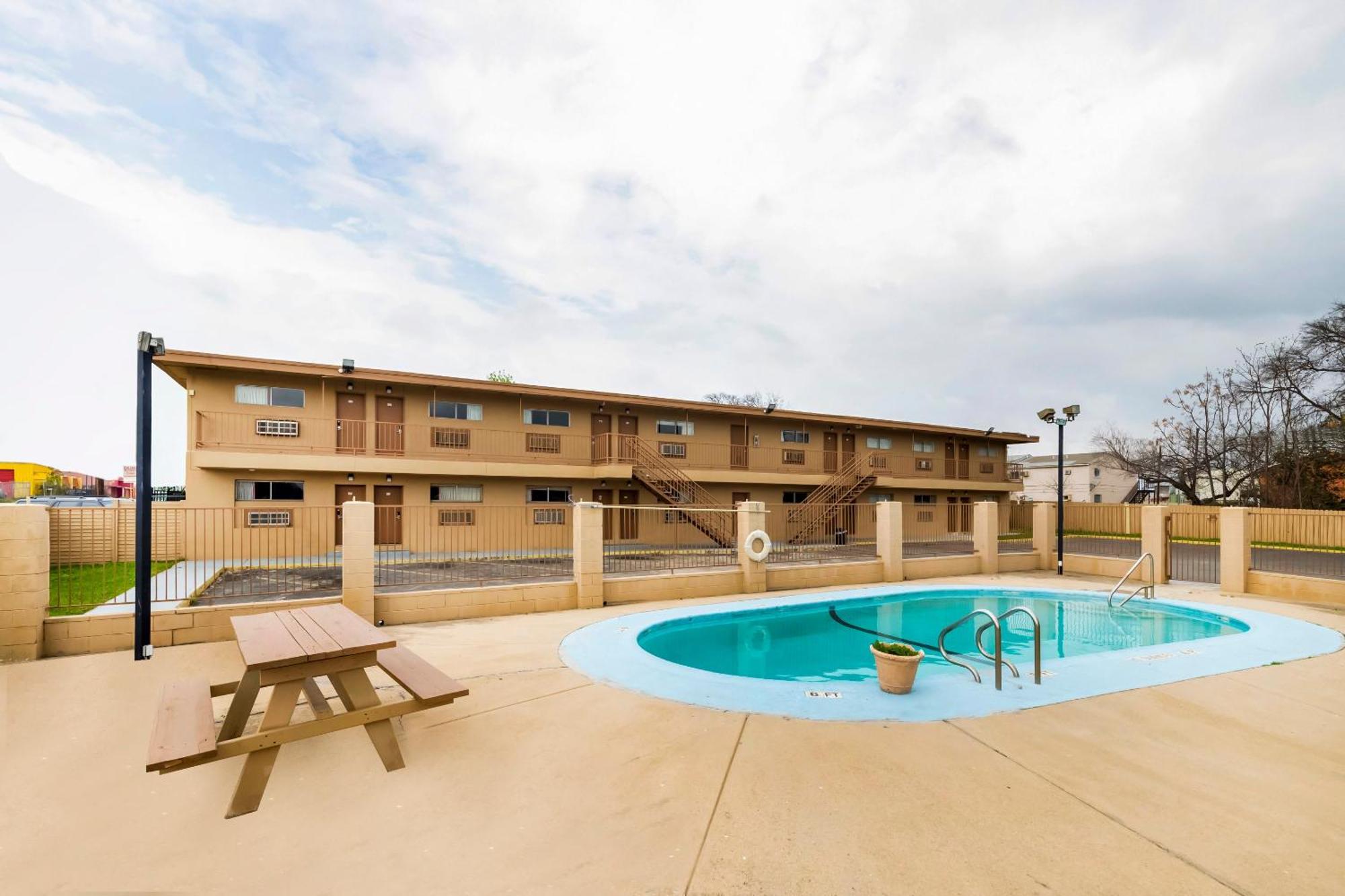 Oyo Hotel San Antonio Lackland Afb Seaworld Hwy 90 W Extérieur photo